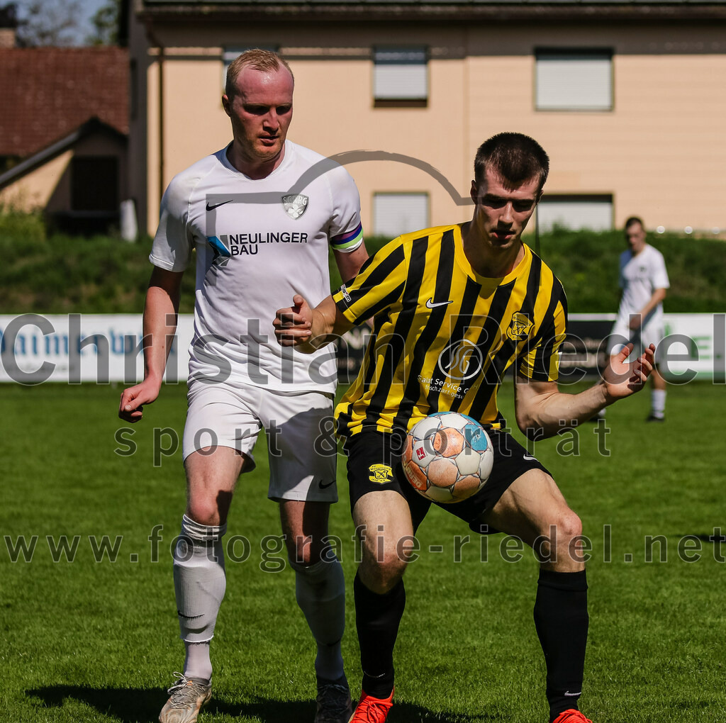 2023-08-19_081_FC_Moosinning_gegen_SV_Reichertsheim | Moosinning, Deutschland, 19.08.2023:
Fußball, Bezirksliga Oberbayern Ost 2023 / 2024, 5. Spieltag, FC Moosinning gegen SV Reichertsheim, Endergebnis: 0:4

Albert Schaberl (SV Reichertsheim, #8), Fabian Ulitzka (FC Moosinning, #23)

Foto: Christian Riedel / fotografie-riedel.net