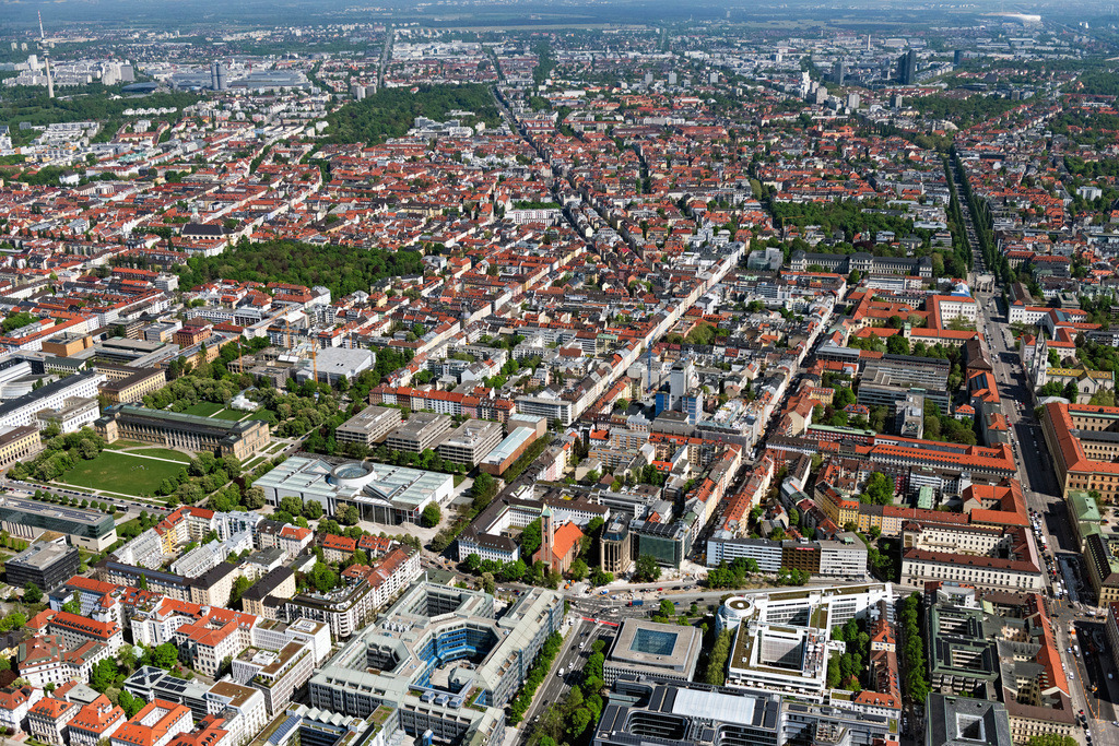dr__0063315.jpg | MüNCHEN 29.04.2025 Bürogebäude des Verwaltungs- und Geschäftshauses mit der "Bayerische Landesbank" und der historischen Sehenswürdigkeit der "Gestapo-Zentrale" an der Brienner Straße im Ortsteil Maxvorstadt in München im Bundesland Bayern, Deutschland. Weiterführende Informationen bei: Bayerische Landesbank - Anstalt des öffentlichen Rechts - Marketing. // Office building with the "Bayerische Landesbank" and the historical sight of the Gestapo headquarters on Brienner Strasse in the district Maxvorstadt in Munich in the state Bavaria, Germany. Further information at: Bayerische Landesbank - Anstalt des oeffentlichen Rechts - Marketing. Foto: Daniel Reiter