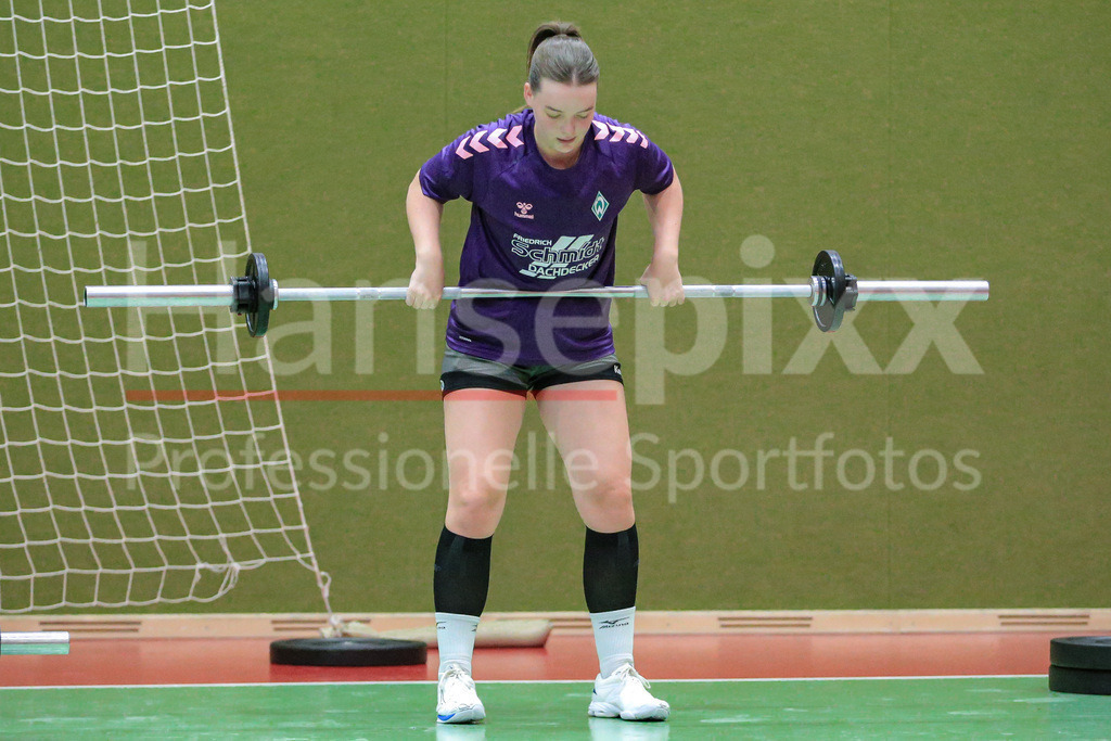 Handball, 2. Bundesliga Frauen, Training SV Werder Bremen | v.li.: Mathilda Häberle (SV Werder Bremen, 19) bei einer Übung, Trainingsübung