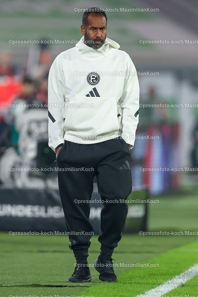 Due0911240109602175 | 09.11.2024, Fußball, Fortuna Düsseldorf - SC Paderborn 07, 2. Bundesliga, Merkur Spiel-Arena, Saison 2024 2025: Cheftrainer Daniel Thioune (Trainer Fortuna Düsseldorf) DFB regulations prohibit any use of photographs as image sequences and or quasi-video.