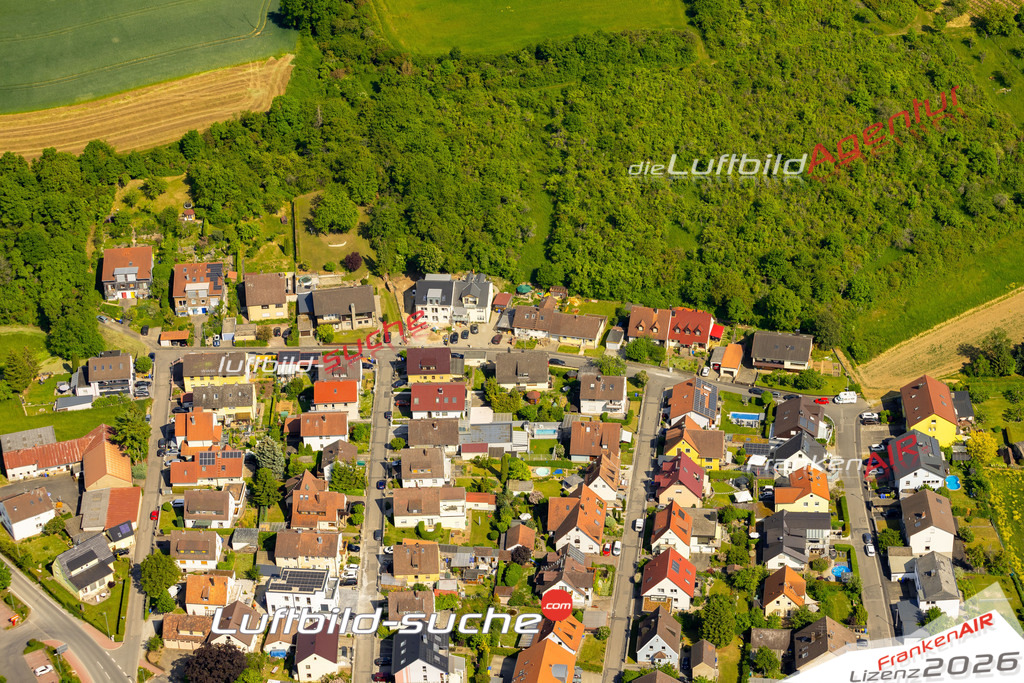 Das Luftbild zeigt Breslauer Strasse Rimpar - Die Luftaufnahme wurde 2023 vom UL-Flugzeug aus erstellt ( keine Drohne ) - Hochauflösende Luftaufnahme - Für grossformatige Ausdrucke geeignet. Die Geschenkidee !Mit Lizenz und Bildrechte bestellbar