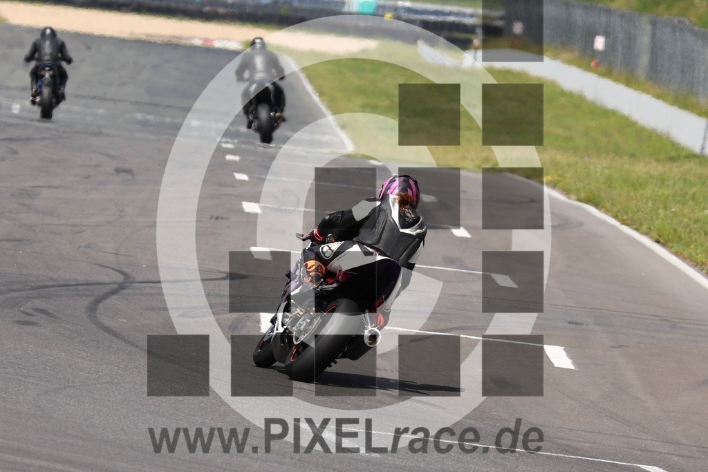 0000-PXR59026 | Schöne Erinnerungen an spannende Momente - das festzuhalten ist unser Job. PIXELrace.de ist seit 2003 auf den Rennstrecken Europas unterwegs um die Action draußen beim Fahren und die wunderbare Stimmung imm Fahrerlager für euch einzufangen.