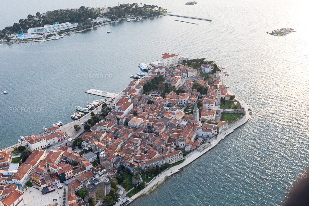 Luftbild: Ortsansicht in Poreč im Bundesland Gespanschaft Istrien in Kroatien. Foto: IMG_106391.jpg vom 14.04.2018 durch Werner Riehm/FLY-FOTO.de