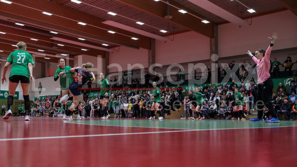 Handball, 2. Bundesliga Frauen, SV Werder Bremen - 1. FSV Mainz 05 | v.li.: Claire Ramacher (1. FSV Mainz 05, 64) beim Wurf, am Ball, Spielszene, Aktion, Action gegen Yasmin Friesen (Torhüterin, Torwart, SV Werder Bremen, 16), Totale, Panorama, Weitwinkel