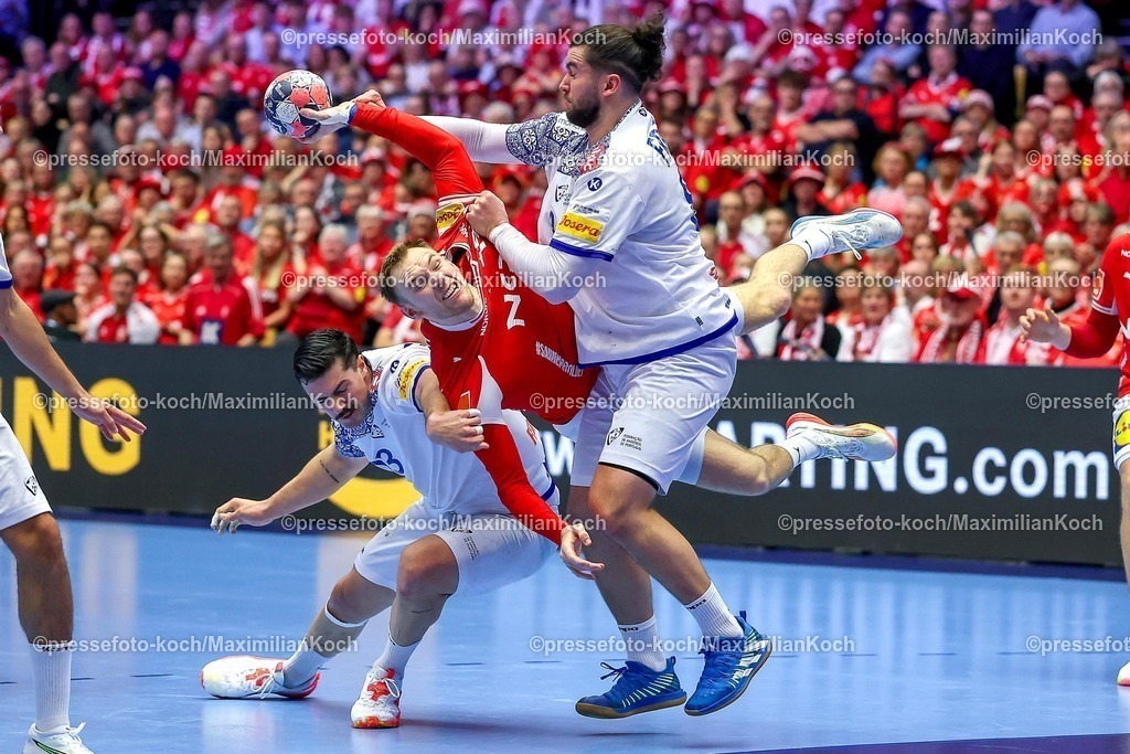 EHF20012602110 | 20.01.2026, Handball, Men's EHF EURO 2026, Dänemark - Portugal, Jyske Bank Boxen in Herning, Dänemark, Preliminary Round:  Mathias Gidsel (Denmark #19) im Zweikampf gegen   Rocha Nogueira (Portugal #13)  Luis Diogo Sousa Frade (Portugal #82) 