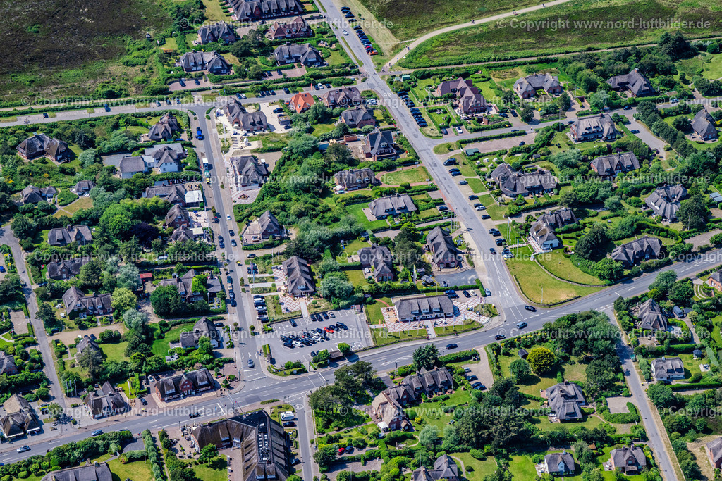 Sylt_Kampen_Strönwai_Kurhasstrasse_ELS_5171130625 | KAMPEN (SYLT) 21.06.2025 Ortsansicht an der Meeres-Küste in Kampen Strönwai und Kurhausstraße (Sylt) auf der Insel Sylt im Bundesland Schleswig-Holstein, Deutschland. // View of the sea coast in Kampen Stroewai and Kurhausstrasse (Sylt) on the island of Sylt in the federal state of Schleswig-Holstein, Germany. Foto: Martin Elsen
