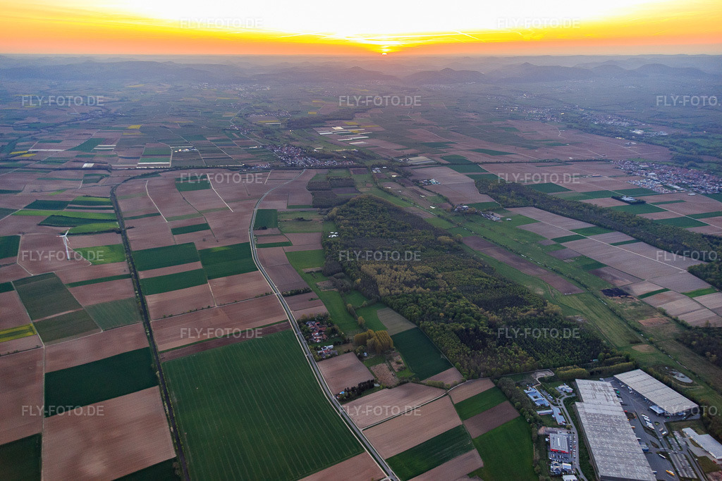 Luftbild: Ortsteil Höfen aus Osten im Ortsteil Minderslachen in Kandel im Bundesland Rheinland-Pfalz in Deutschland. Foto: IMG_077573.jpg vom 21.04.2015 durch Werner Riehm/FLY-FOTO.de