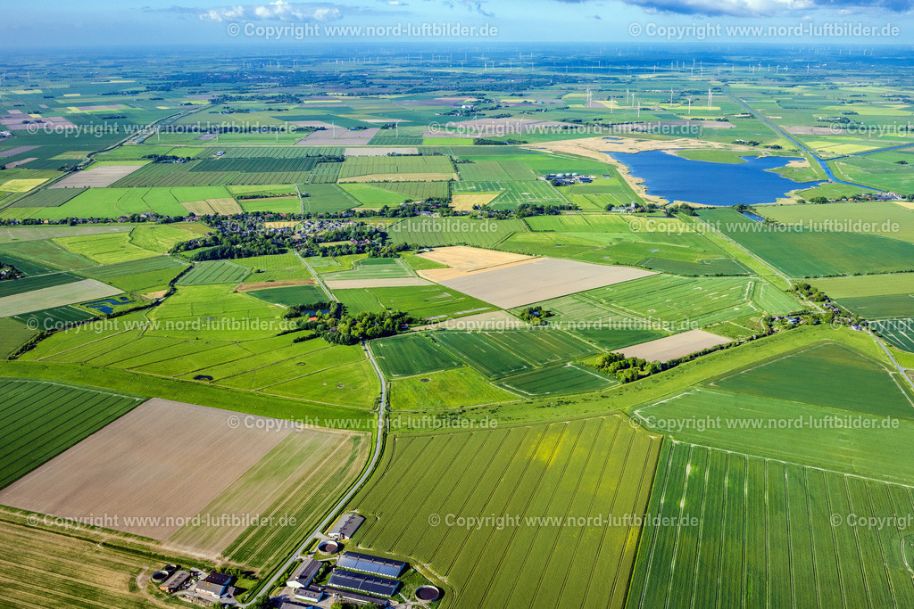 Fahretoft_ELS_0661300523 | FAHRETOFT 30.05.2023 Strukturen auf landwirtschaftlichen Feldern in Fahretoft im Bundesland Schleswig-Holstein, Deutschland. // Structures on agricultural fields in Fahretoft in the state Schleswig-Holstein, Germany. Foto: Martin Elsen