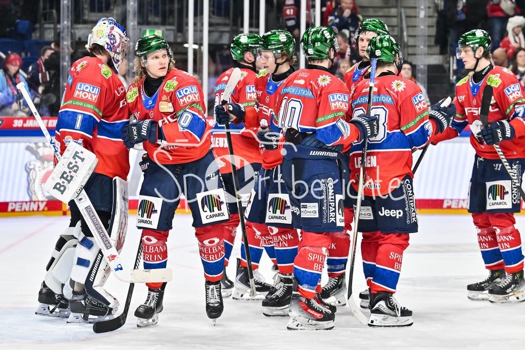 Eisbären Berlin - Augsburger Panther | BERLIN, GERMANY - 04. JANUARY: Die Eisbären freuen sich über den Heimsieg gegen Augsburg nachg dem Match zwischen den Eisbären Berlin und den Augsburger Panthern am 36. Spieltag der Penny DEL in der UBER Arena