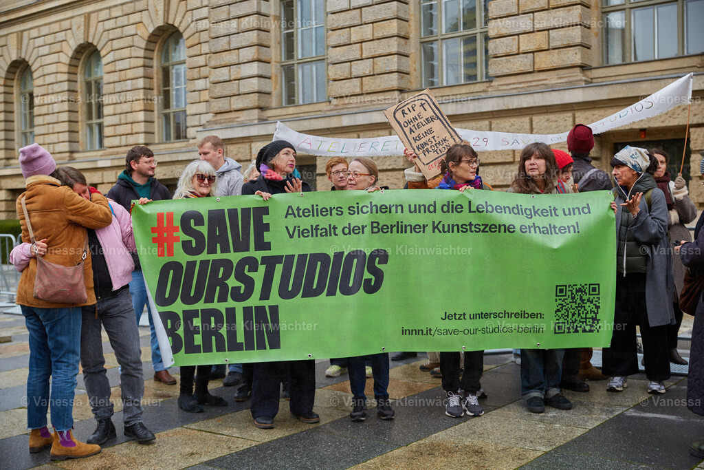 251114_SaveOurStudios_AGH_21 | Mit einer Lärmdemo und dem Durchschneiden eines Banners mit der Aufschrift "Cut the cuts" protestieren Künstler*innen am 14.11.2025 vor dem Berliner Abgeordnetenhaus gegen finanzielle Kürzungen in ihrem Bereich. - Realisiert mit Pictrs.com