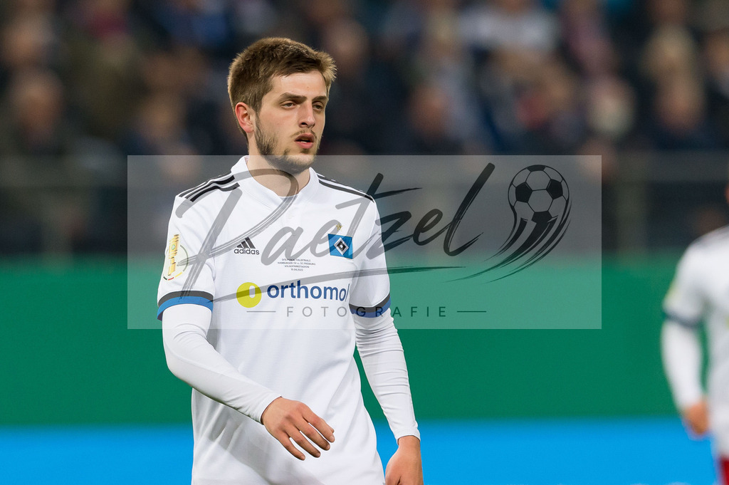 HSVSCF20220419_222 | Fussball, Herren: Giorgi Chakvetadze (Hamburger SV) schaut beim DFB-Pokal-Halbfinalspiel zwischen Hamburger SV und SC Freiburg im Volksparkstadion am 19.04.2022 in Hamburg, Deutschland.DFB / DFL REGULATIONS PROHIBIT ANY USE OF PHOTOGRAPHS AS IMAGE SEQUENCES AND/OR QUASI-VIDEO. - Realisiert mit Pictrs.com
