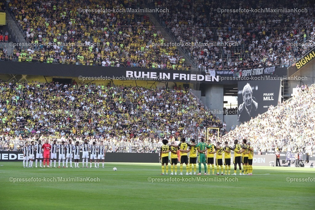 BVB10082501009 | 10.08.2025, Fußball, Borussia Dortmund - Juventus Turin, Testspiel, Signal Iduna Park, Saison 2025 2026: Gedenken GEdenkminute Sdchweigeminute für den verstorbenen Frank Mill vor dem Spiel   DFB regulations prohibit any use of photographs as image sequences and or quasi-video.