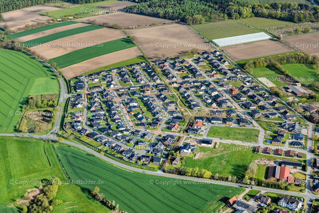 Horneburg_Neubaugebiet_ELS_5055010523 | HORNEBURG 01.05.2023 Siedlungsgebiet mit Straßen und Häuser der Wohngebiete in Horneburg im Bundesland Niedersachsen, Deutschland. // Town View of the streets and houses of the residential areas in Horneburg in the state Lower Saxony, Germany. Foto: Martin Elsen