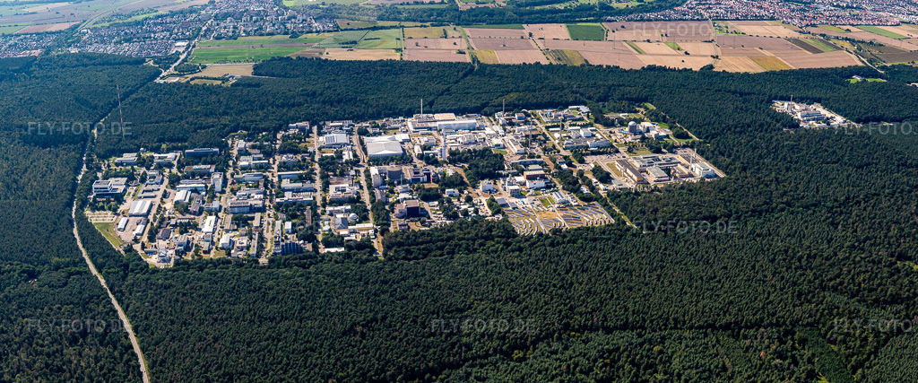 Luftbild: KIT-Campus Nord aus Osten im Ortsteil Leopoldshafen in Eggenstein-Leopoldshafen im Bundesland Baden-Württemberg in Deutschland. Foto: IMG_128034-Pano.jpg vom 12.08.2021 durch Werner Riehm/FLY-FOTO.deAuflösung des Originals: 7577 x 3163 px