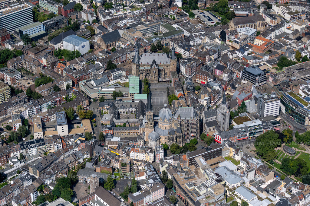 4049097 | Rathaus und  Aachener Dom, auch Hoher Dom zu Aachen, Aachener Münster oder Aachener Marienkirche, ist die Bischofskirche des Bistums Aachen und das bedeutendste Wahrzeichen der Stadt Aachen