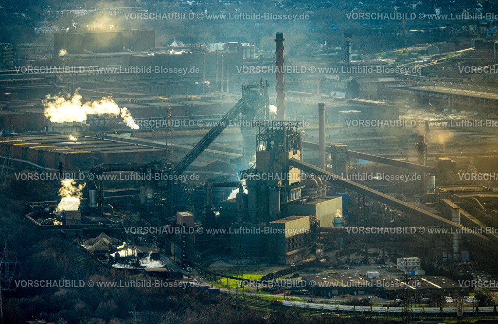 Duisburg230101252 | Luftbild, thyssenkrupp Steel Europe - Werkshafen Schwelgern, im Gegenlicht mit Rauchwolken, Marxloh, Duisburg, Ruhrgebiet, Nordrhein-Westfalen, Deutschland