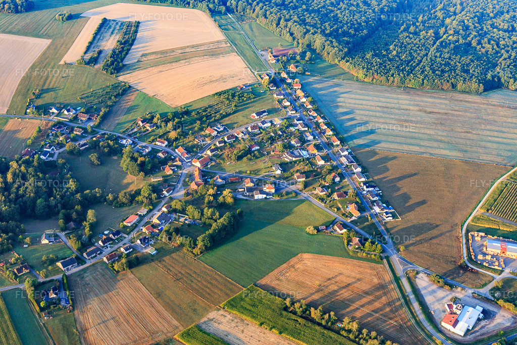 Luftbild: Ortsansicht aus Norden in Waltembourg im Bundesland Moselle in Frankreich. – Foto: IMG_117809.jpg vom 14.09.2019 durch Werner Riehm/FLY-FOTO.de – Auflösung des Originals: 5472 x 3648 px