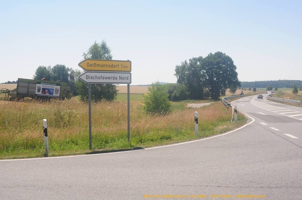 Geißmannsdorf-2026-Ortsbilder-186 | Geißmannsdorf bei Bischofswerda im Sommer 2026. Ein fotografischer Streifzug durch das Dorf Geißmannsdorf, mit Gebäuden, Straßen, Strohpuppen und geschmückten Vorgärten und Grundstücken anlässlich der 800-Jahr-Feier von Geißmannsdorf im Juni 2026 - Realisiert mit Pictrs.com