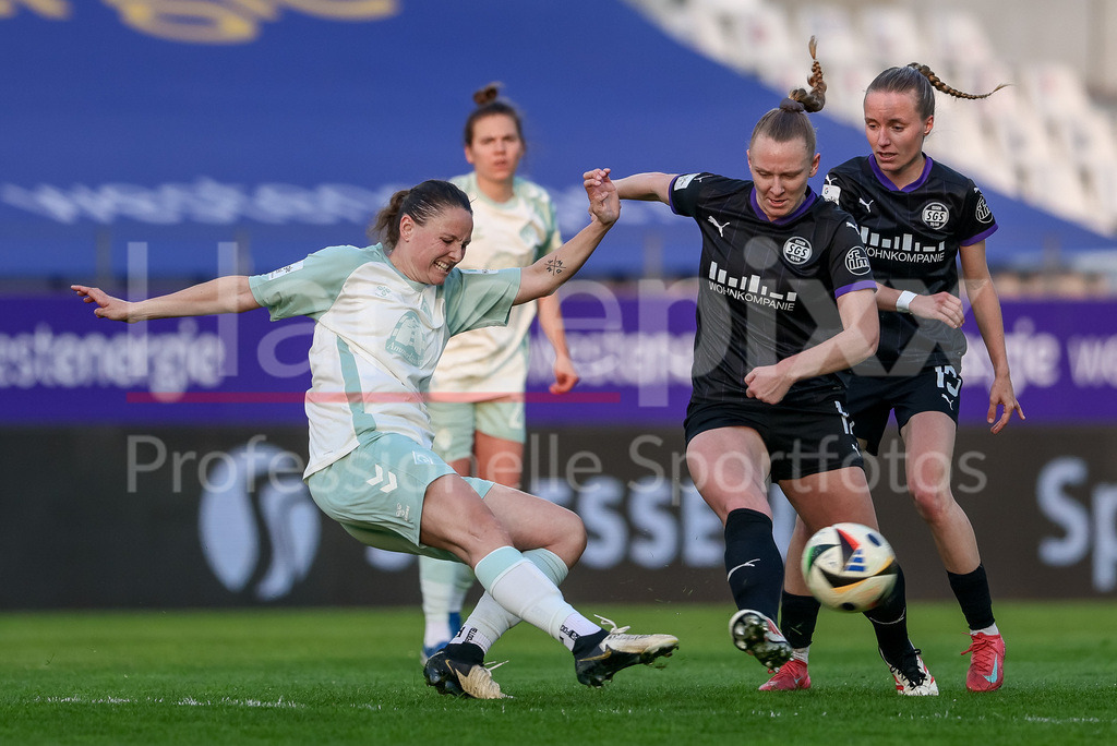 Fussball, Google Pixel Frauen-Bundesliga, SGS Essen - SV Werder Bremen | v.li.: Verena Wieder (SV Werder Bremen, 31) und Annalena Rieke (SGS Essen, 17) im Zweikampf, Duell, Dynamik, Aktion, Action, Spielszene, DIE DFB-RICHTLINIEN UNTERSAGEN JEGLICHE NUTZUNG VON FOTOS ALS SEQUENZBILDER UND/ODER VIDEOÄHNLICHE FOTOSTRECKEN. DFB REGULATIONS PROHIBIT ANY USE OF PHOTOGRAPHS AS IMAGE SEQUENCES AND/OR QUASI-VIDEO.
