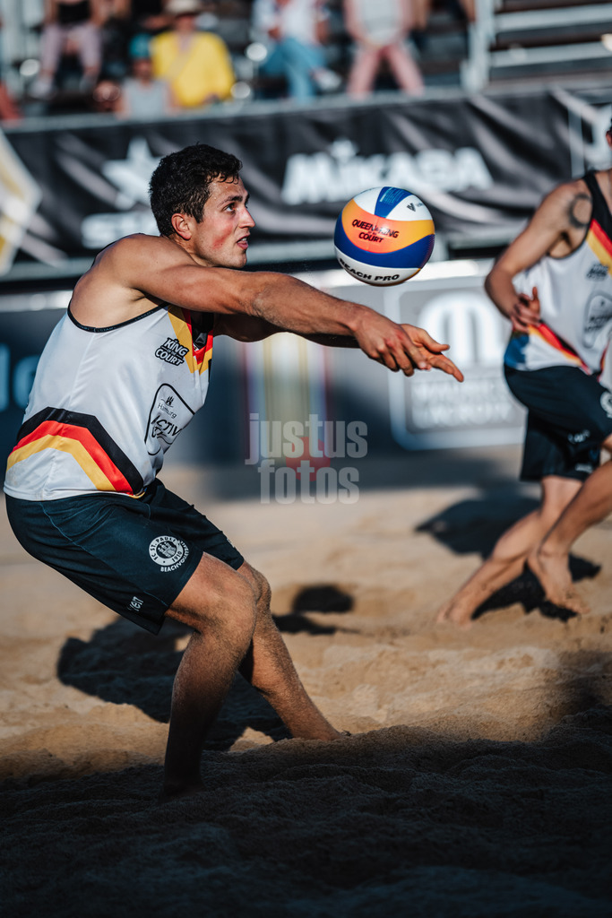 Beachvolleyball | Männer | Queen and King of the Court | Hamburg | 01.06.2024 | Sven Winter nimmt den Ball an