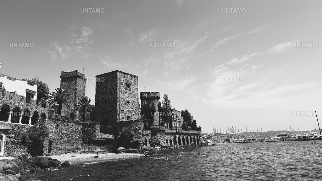 Schloss La NapouleSWDark | untamo - Realisiert mit Pictrs.com