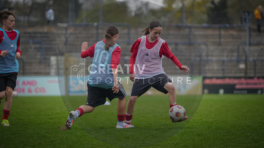 Fußball, Nachwuchs, Training, DFB, Demo-Einheit der Trainingsphilosophie Deutschland im Karl-Liebknecht-Stadion Potsdam, | Fußball, Nachwuchs, Training, DFB, Demo-Einheit der Trainingsphilosophie Deutschland im Karl-Liebknecht-Stadion Potsdam, Im Bild: Zweikampf von Spielerinnen. - Realisiert mit Pictrs.com