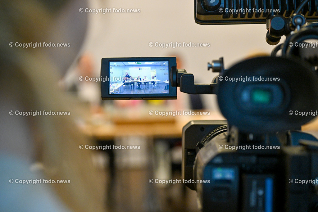 Pressekonferenz WKO Oberoesterreich_ Potentialanalyse_ 12.07.2023-18 | 12.07.2023, Presseclub Linz, AUT, Pressekonferenz WKO Oberoesterreich, Potentialanalyse, im Bild Gernot Hendorfer (Geschaeftsfuehrer IMAS International), LR Markus Achleitner (VP), Doris Hummer (Praesidentin der Wirtschaftskammer Ooe), Kerstin Reslhuber (Lehrling, Teilnehmerin der Potentialanalyse), Medienvertreter