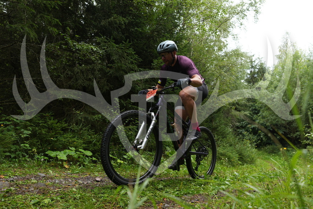 A6703474 | Fotogalerie der Treibjagd im Dunkelwald - Dein MTB Etappenrennen im Erzgebirge - Realisiert mit Pictrs.com