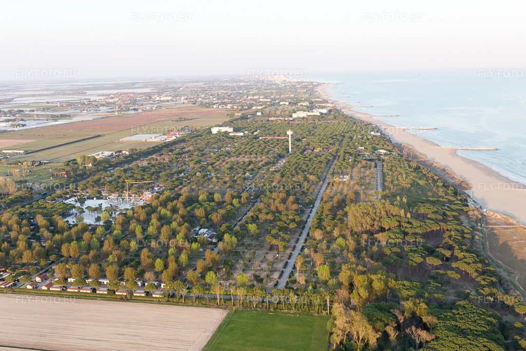 Vue aérienne: Vue de la ville à Ca' Ballarin dans le département Vénétie, Italie. Photo: IMG_098303.jpg prise le 03/04/2017 par Werner Riehm/FLY-FOTO.eu – Résolution de l'original: 5472 x 3648 px