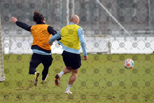 RGE_7916b | Hertha BSC, 2.Bundesliga, Herren, Training, Saison 2025/26, im Bild li. Fabian Reese ( Hertha BSC ),Toni Leistner ( Hertha BSC ),  18.02. 2026,  Fotograf: Ralf Gebhardt - Realisiert mit Pictrs.com