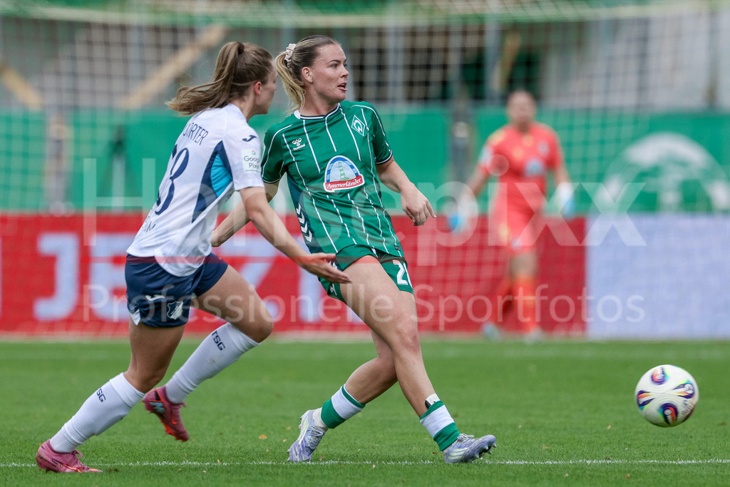 Fussball, Google Pixel Frauen-Bundesliga, SV Werder Bremen - TSG 1899 Hoffenheim | v.li.: Valesca Ampoorter (TSG 1899 Hoffenheim, 18) und Juliane Wirtz (SV Werder Bremen, 28) am Ball, Einzelbild, Ganzkörper, Aktion, Action, Spielszene, DIE DFB-RICHTLINIEN UNTERSAGEN JEGLICHE NUTZUNG VON FOTOS ALS SEQUENZBILDER UND/ODER VIDEOÄHNLICHE FOTOSTRECKEN. DFB REGULATIONS PROHIBIT ANY USE OF PHOTOGRAPHS AS IMAGE SEQUENCES AND/OR QUASI-VIDEO.