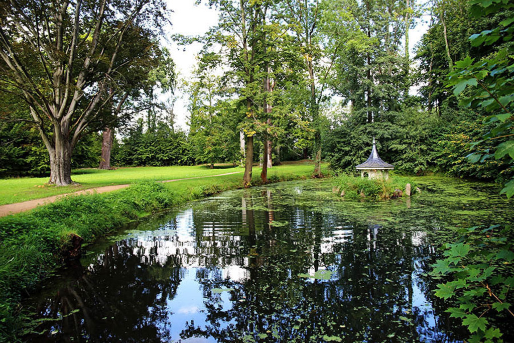 Schlosspark Lützschena - Schwanenhaus im Rosenteich | Entdecke über 20 Kategorien Leipzig-Motive: Foto-Downloads, hochwertige Poster, Leinwand- & Fine-Art-Prints. Jetzt Lieblingsfoto im Bildlexikon Leipzig Shop bestellen!