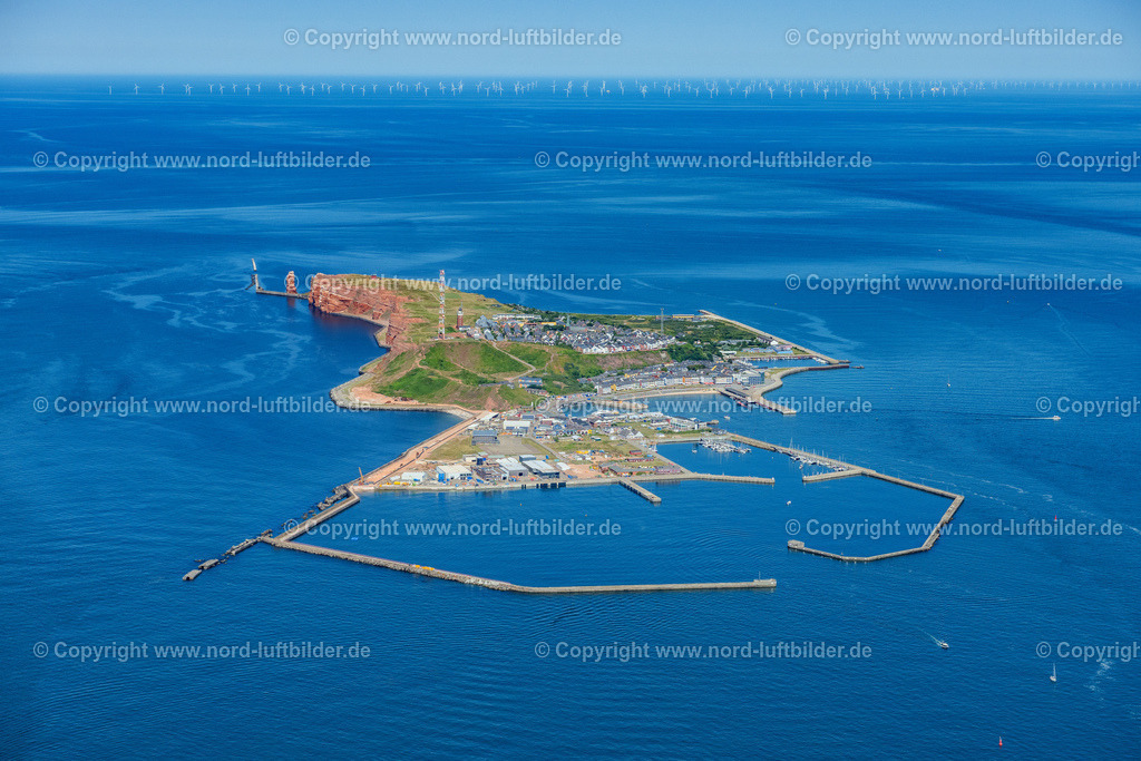 Helgoland_ELS_9938130822 | HELGOLAND 13.08.2022 Die Insel Helgoland in der Nordsee mit dem Hafengelände auf Helgoland im Bundesland Schleswig-Holstein. Weiterführende Informationen bei: Helgoland Tourismus-Service. // The island of Helgoland in the North Sea to the port area on Helgoland in Schleswig-Holstein. Further information at: Helgoland Tourismus-Service. Foto: Martin Elsen