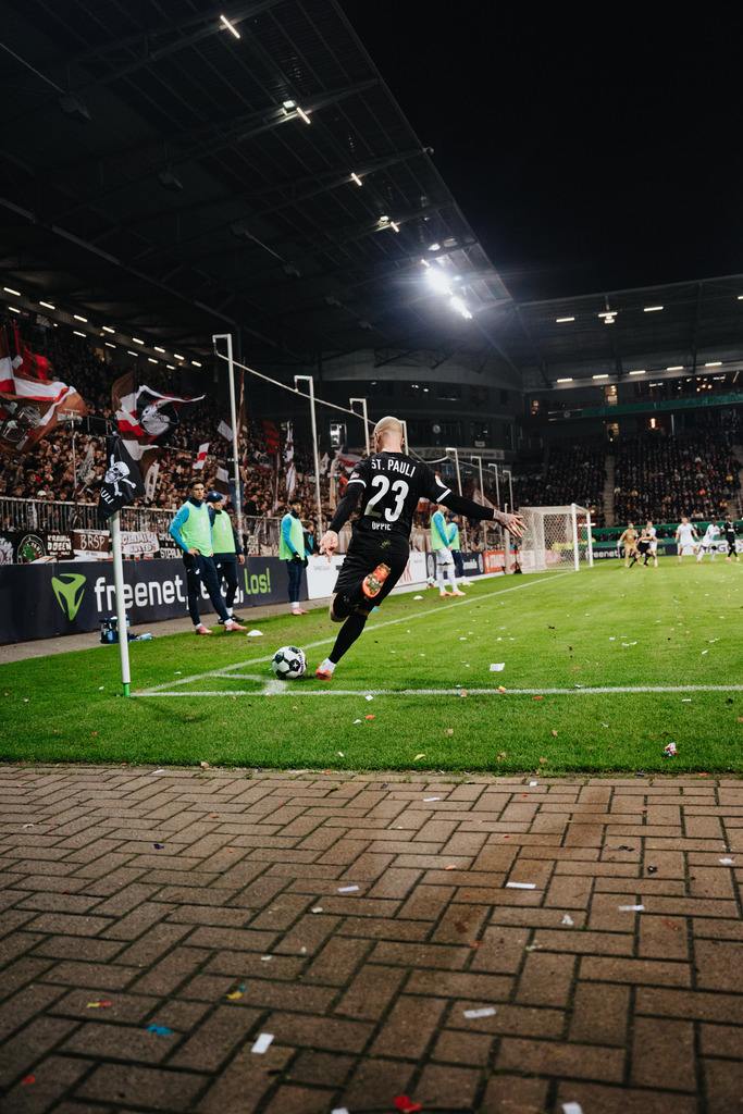 HEV05630 | Der offizielle Shop für FC St. Pauli Fotos. Wähle aus Spielszenen & Fanmomenten dein FCSP Wunschformat. Wir liefern Millerntor-Atmosphäre.
