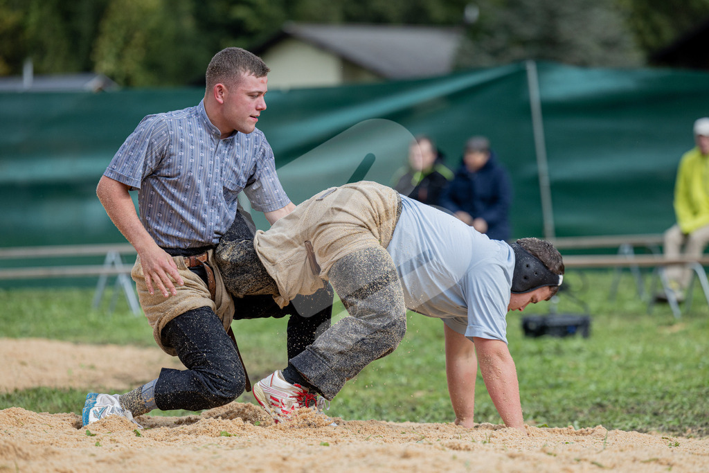 Unteriberg2025_2571 | Die Schwinger des Schwyzer Kantonalen Schwingerverbandes: Fotos, die Dynamik und Leidenschaft festhalten, sowie emotionale Momente aus dem traditionellen Schwingsport zeigen. - Realisiert mit Pictrs.com