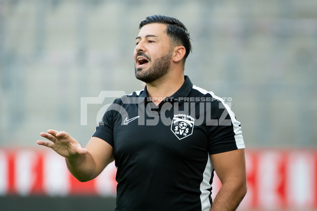 20250827schulz074 | 27.08.2025 Fußball: Niederrheinpokal 1. Runde Rot-Weiss Essen - SV Solingen 08/10, Solingens Trainer Erdim Soysal gibt Anweisungen an seine Mannschaft im Stadion an der Hafenstraße - Realisiert mit Pictrs.com