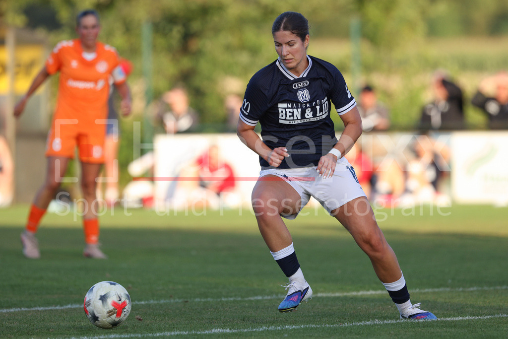 Fussball, Testspiel Frauen, SV Meppen - MSV Duisburg | Anouk Blaschka (SV Meppen, 10) am Ball, Einzelbild, Ganzkörper, Aktion, Action, Spielszene