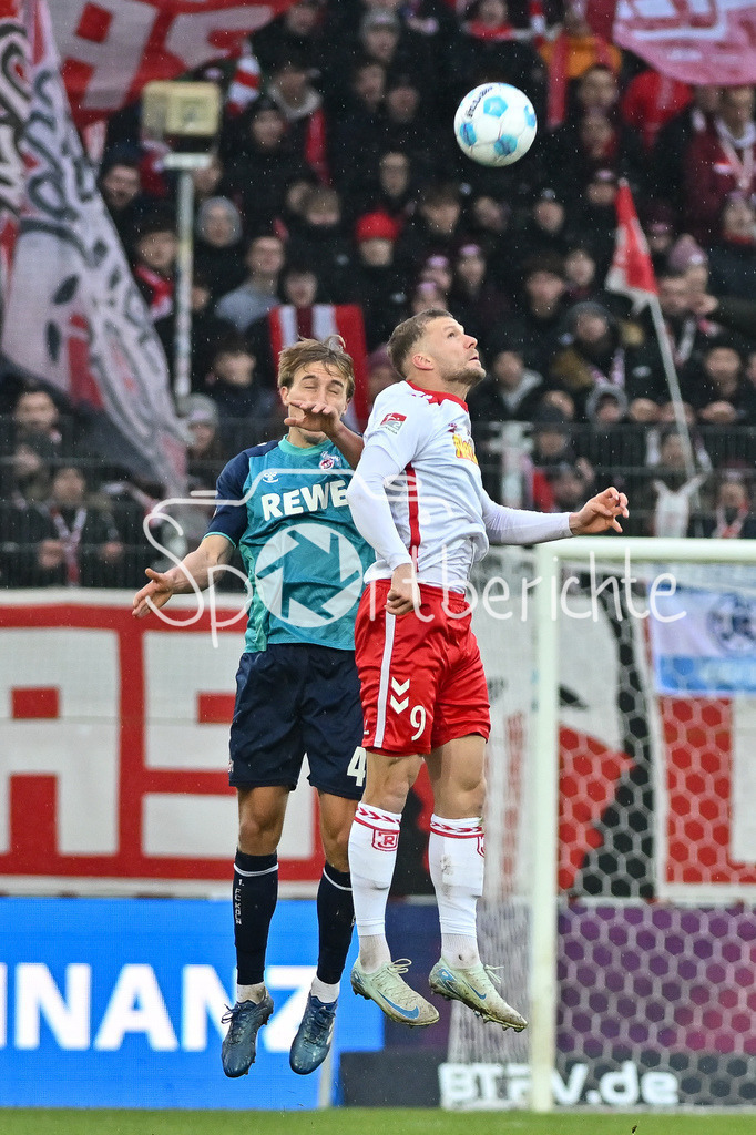 SSV Jahn Regensburg - 1. FC Köln | Kopfballduell zwischen Timo Bernd HUEBERS (1. FC Koeln 4) und Eric HOTTMANN (SSV Jahn Regensburg 9) / Zweikampf / 2. Bundesliga: SSV Jahn Regensburg - 1. FC Koen, Jahnstadion am 08.12.2024