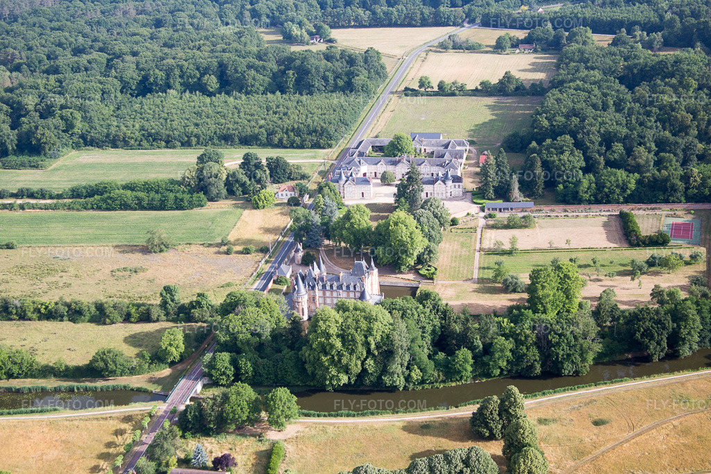 Aerial view: Château de Combreux in Combreux in the state Loiret, France.Photo: IMG_082572.jpg taken on 06/21/2015 by Werner Riehm/FLY-FOTO.comResolution of the original: 5472 x 3648 px