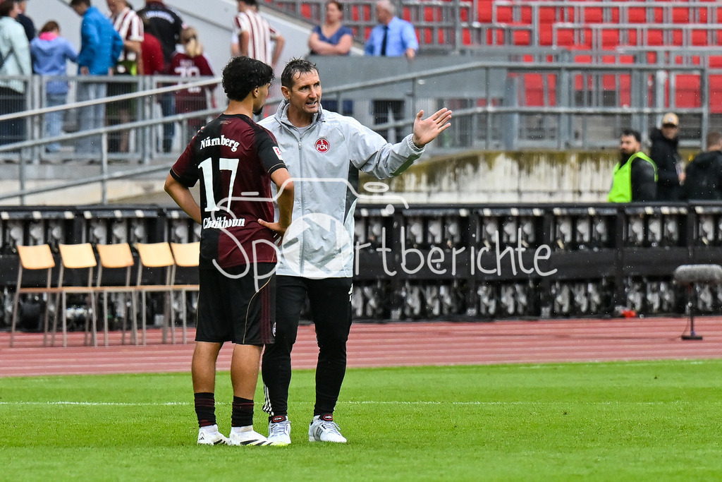 1. FC Nürnberg - Borussia Mönchengladbach | nach der Partie gibt es Redebedarf zwischen Ayoub CHAIKHOUN (1. FC Nuernberg 17) und Miroslav KLOSE Trainer 1. FC Nuernberg / Testspiel: 1. FC Nuernberg - Borussia Mönchengladbach, Max-Morlock Stadion am 26.07.2025 / DFL REGULATIONS PROHIBIT ANY USE OF PHOTOGRAPHS AS IMAGE SEQUENCES AND/OR QUASI-VIDEO