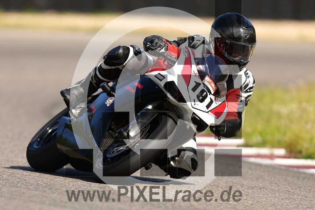 0101-20260426_00802 | Schöne Erinnerungen an spannende Momente - das festzuhalten ist unser Job. PIXELrace.de ist seit 2003 auf den Rennstrecken Europas unterwegs um die Action draußen beim Fahren und die wunderbare Stimmung imm Fahrerlager für euch einzufangen.