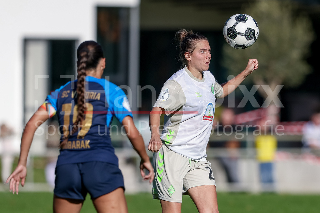 Fussball, DFB-Pokal Frauen, SC Victoria Hamburg - SV Werder Bremen | v.li.: Amira Mobarak (SC Victoria Hamburg, 19) und Rieke Dieckmann (SV Werder Bremen, 22) im Zweikampf, Duell, Dynamik, Aktion, Action, Spielszene, DIE DFB-RICHTLINIEN UNTERSAGEN JEGLICHE NUTZUNG VON FOTOS ALS SEQUENZBILDER UND/ODER VIDEOÄHNLICHE FOTOSTRECKEN. DFB REGULATIONS PROHIBIT ANY USE OF PHOTOGRAPHS AS IMAGE SEQUENCES AND/OR QUASI-VIDEO.