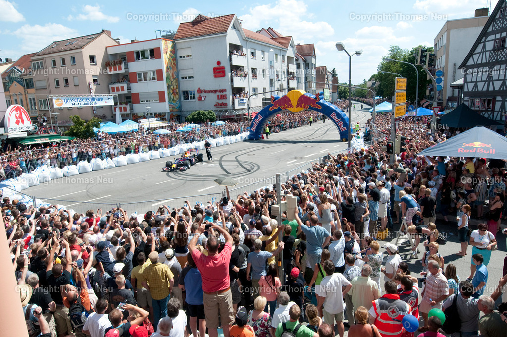 _DSC8749 | Sebastian Vettel beim spektakulären „Home Run“ in Heppenheim: Der Formel-1-Weltmeister fährt im Red-Bull-Rennwagen über die zur Rennstrecke umfunktionierte B3 in seiner Heimatstadt. Tausende Fans feiern ihren Lokalhelden.