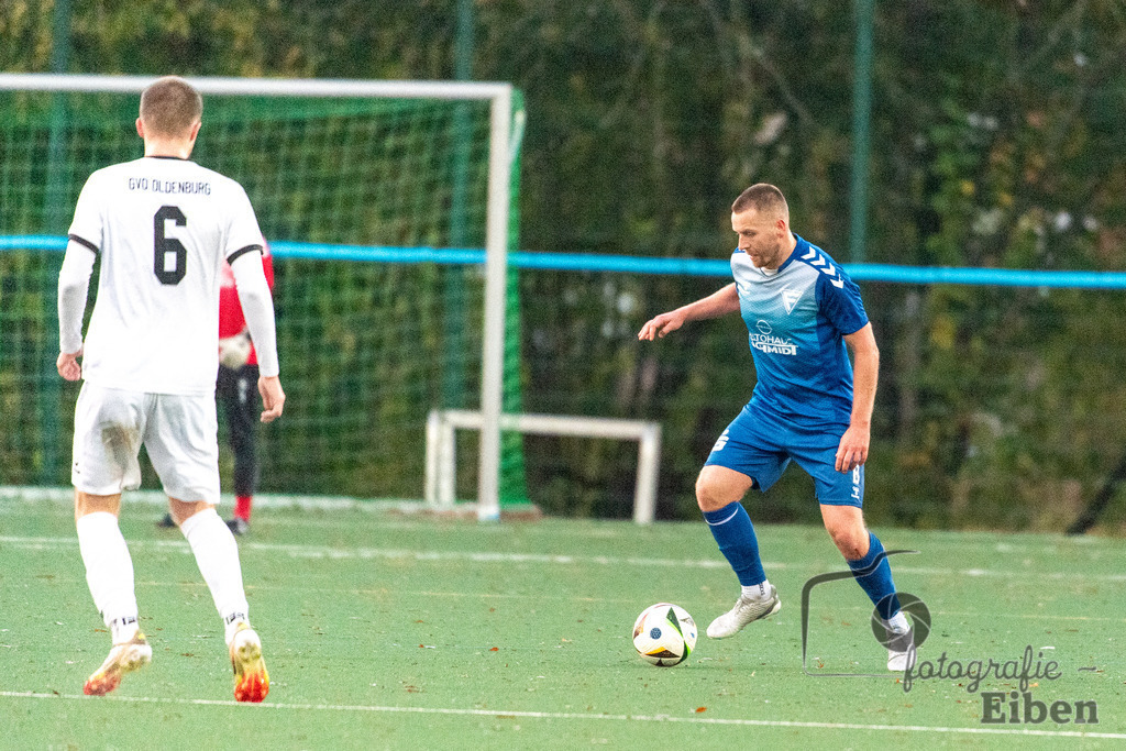 GVO Oldenburg-WSC Frisia | Herren Bezirksliga 2; GVO Oldenburg (weiß)-WSC Frisia Wilhelmshaven (blau) am 16.11.2025 in Oldenburg (Sportanlage GVO); Photo: Philip Eiben 2025 - Realisiert mit Pictrs.com