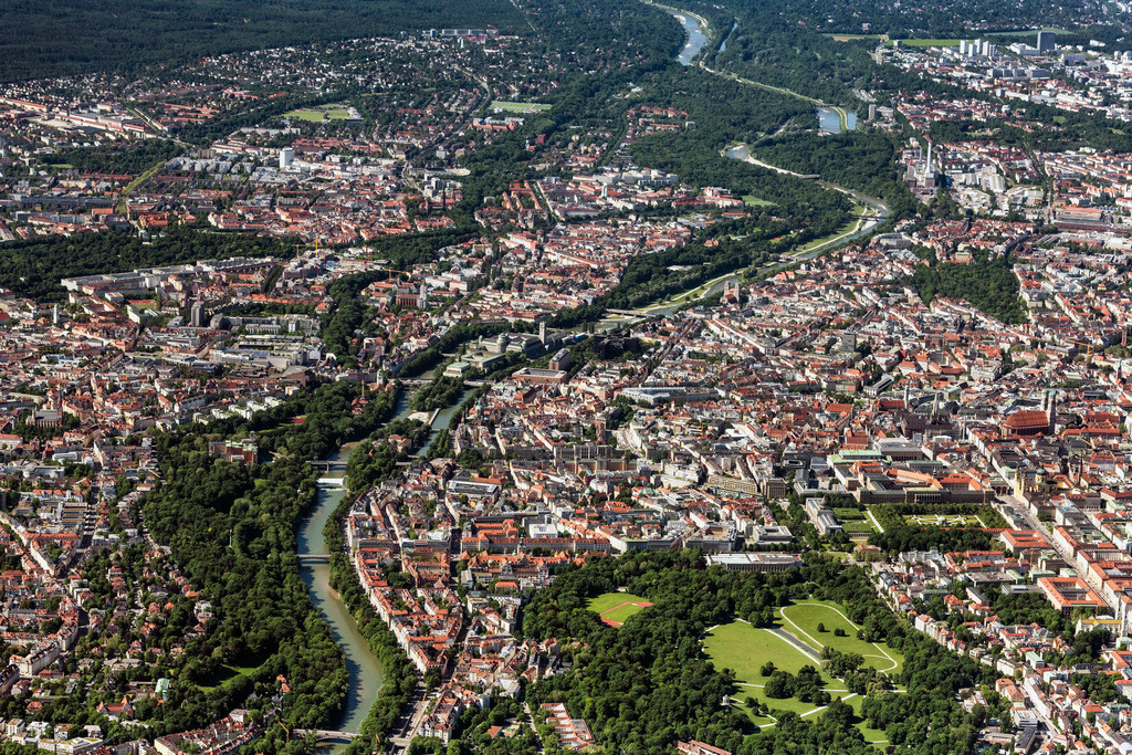 dr__0065315.jpg | MüNCHEN 15.06.2021 Stadtansicht am Ufer des Flußverlaufes der Isar in München im Bundesland Bayern, Deutschland. // City view on the river bank of the river Isar in Munich in the state Bavaria, Germany. Foto: Daniel Reiter