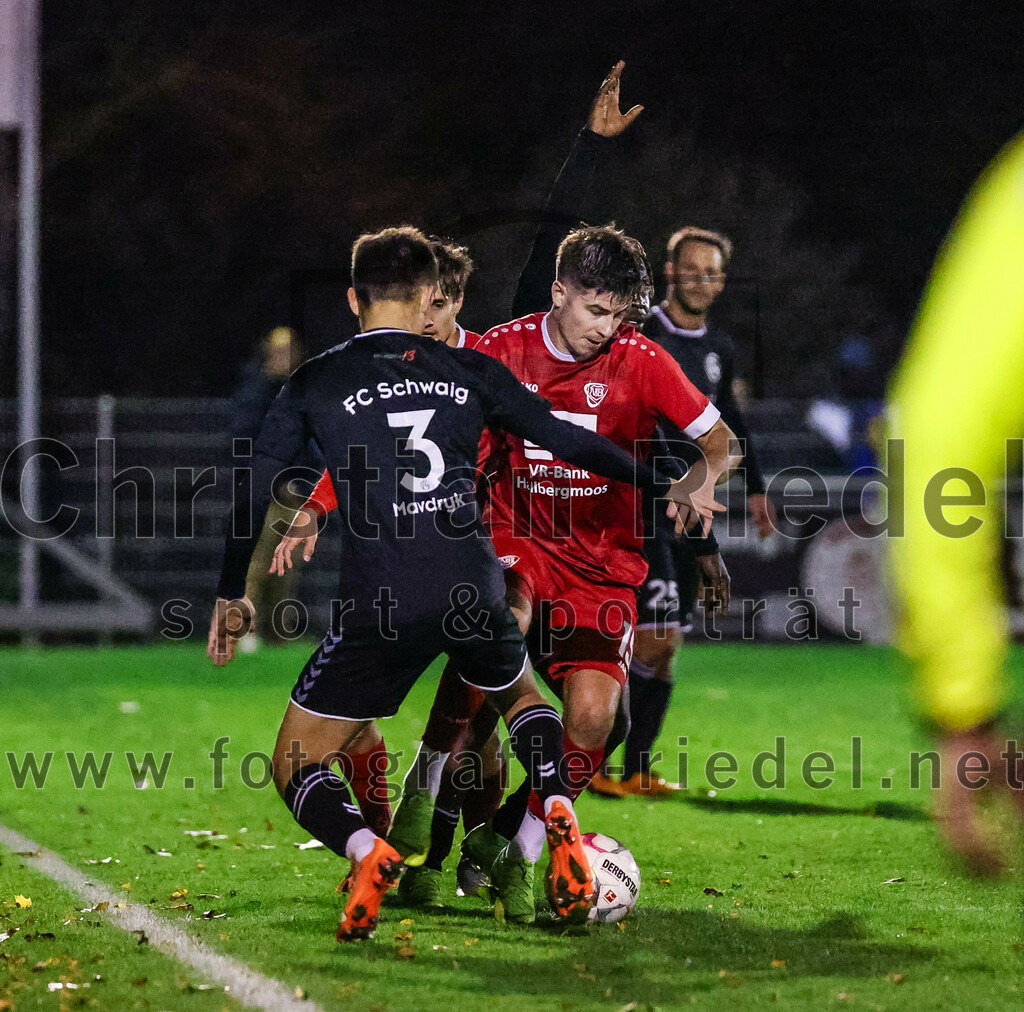 2023-10-27_088_VfB_Hallbergmoos_gegen_FC_Schwaig | Hallbergmoos, Deutschland, 27.10.2023:
Fußball, Landesliga Südost 2023 / 2024, 18. Spieltag, VfB Hallbergmoos gegen FC Schwaig, Endergebnis: 2:3

Roman Mavdryk (FC Schwaig, #3), Moritz Sassmann (VfB Hallbergmoos, #15)

Foto: Christian Riedel / fotografie-riedel.net