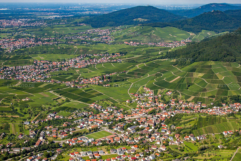 Luftbild: Ortsansicht der Straßen und Häuser der Wohngebiete im Ortsteil Altschweier in Bühl im Bundesland Baden-Württemberg in Deutschland. Foto: IMG_31406.jpg vom 09.08.2010 durch Werner Riehm/FLY-FOTO.de