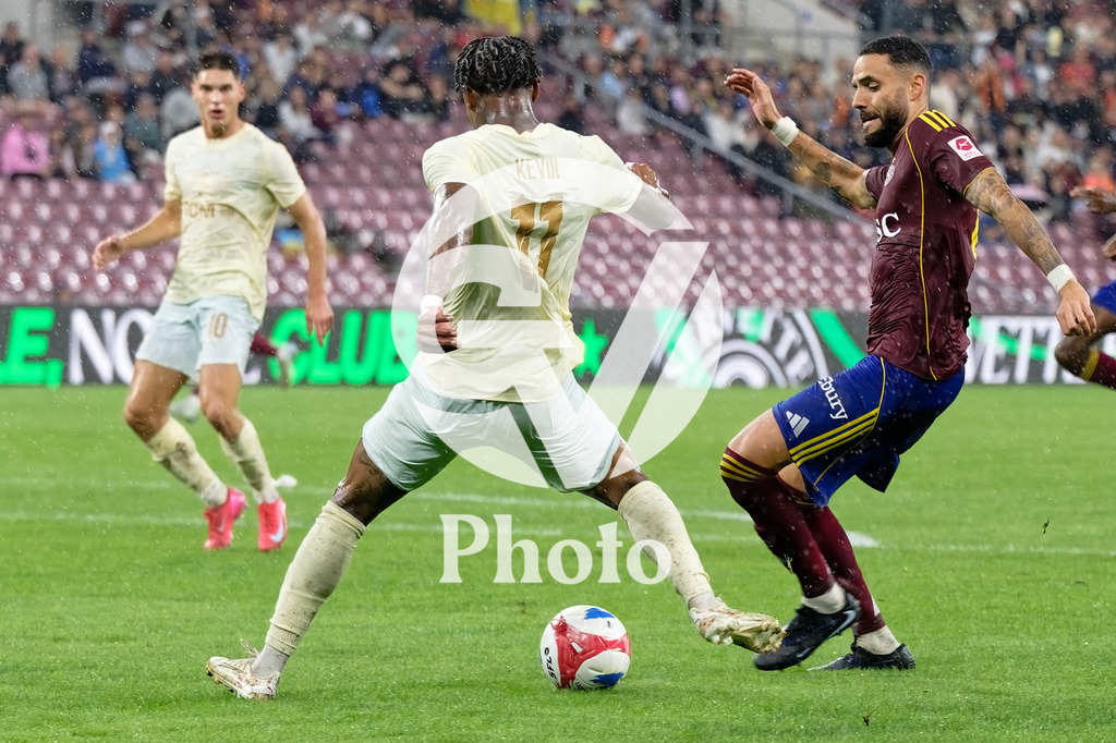 UEFA Conference League Play-offs 2nd leg - Servette FC v FC Shakhtar Donetsk | Kevin (11 FC Shakhtar Donetsk) and Dylan Bronn (25 Servette FC) battle for the ball (duel)  during the UEFA Conference League Play-offs 2nd leg match between Servette FC and FC Shakhtar Donetsk at Stade de Geneve in Geneva, Switzerland