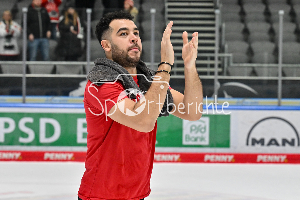 Augsburger Panther - Nürnberg Ice Tigers | Die Spieler der Panther feiern zusammen mit ihren Fans den Heimsieg gegen Nuernberg / DEL: Augsburger Panther - Nuernberg Ice Tigers, Curt Frenzel Stadion am 03.01.2025 / Nicholas BAPTISTE (Augsburger Panther 73) / Freisteller / Einzelfoto