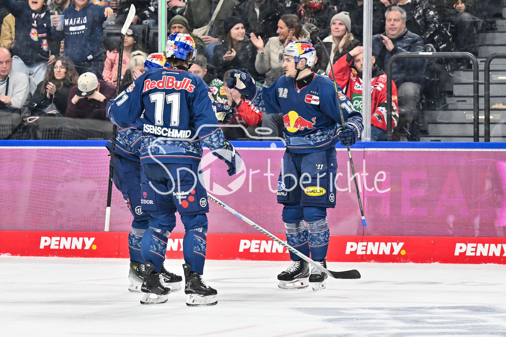 EHC RB München - Augsburger Panther | MUNICH, GERMANY - 30. DECEMBER: Jubel der Münchner nach dem Treffer zum 2-0 durch Brady FERGUSON (RB München 12) / Tor / Torschuetze / Freude / Happy während dem Match zwischen dem EHC Red Bull München und den Augsburger Panthern am 34. Spieltag der Penny DEL im SAP Garden